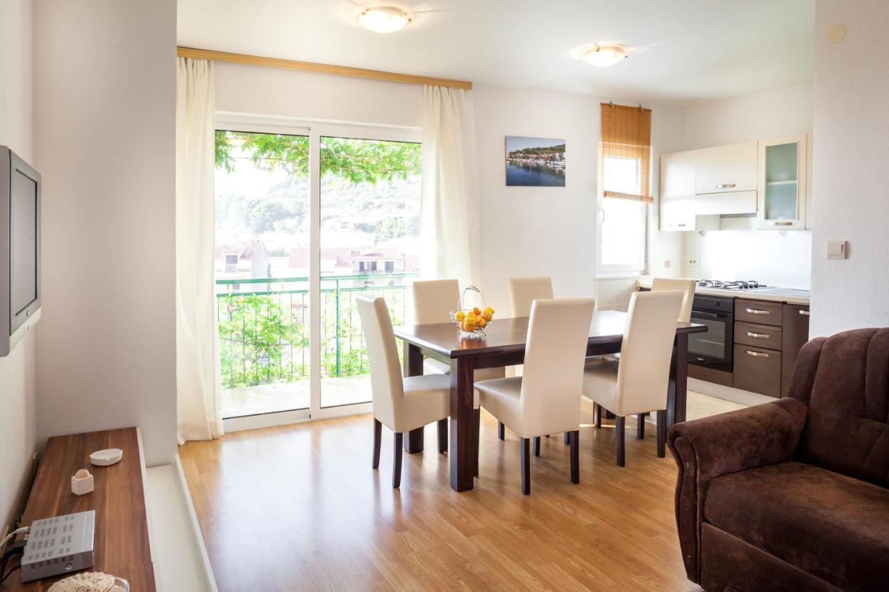 Apartments Leut 80M From The Sea Podgora Rom bilde
