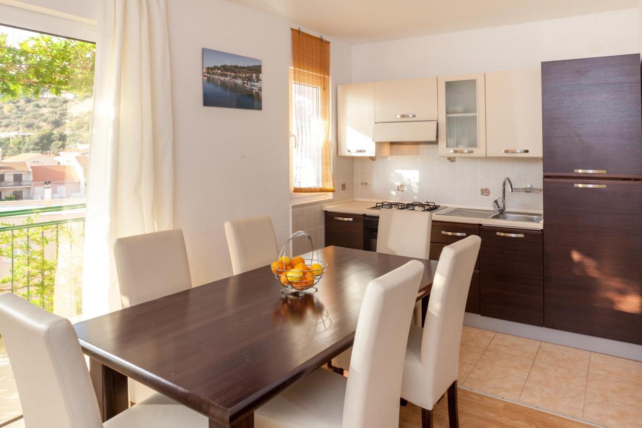 Apartments Leut 80M From The Sea Podgora Rom bilde