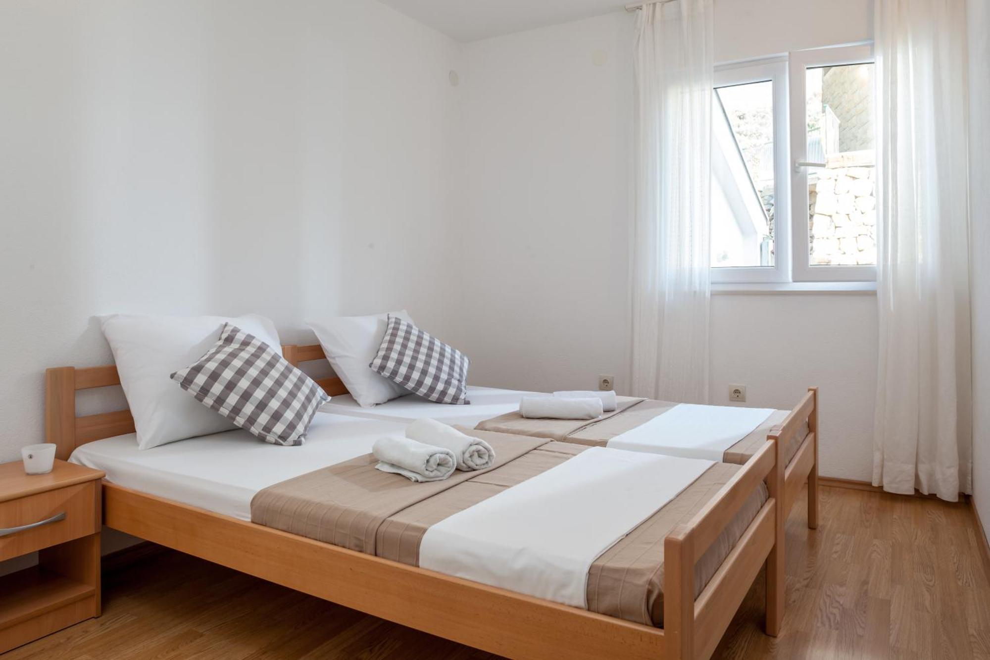 Apartments Leut 80M From The Sea Podgora Rom bilde