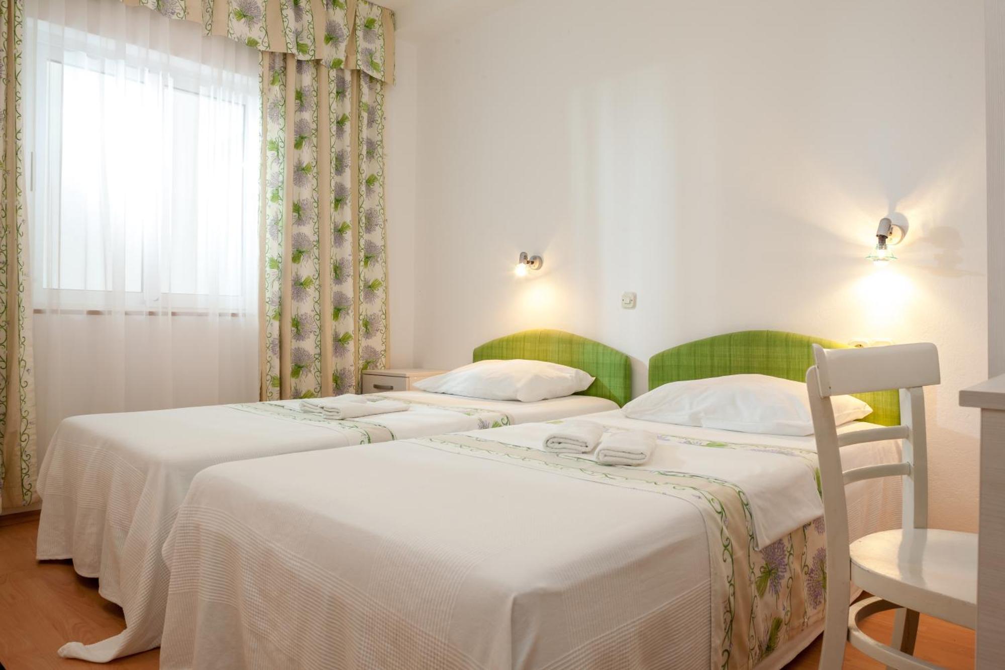 Apartments Leut 80M From The Sea Podgora Rom bilde