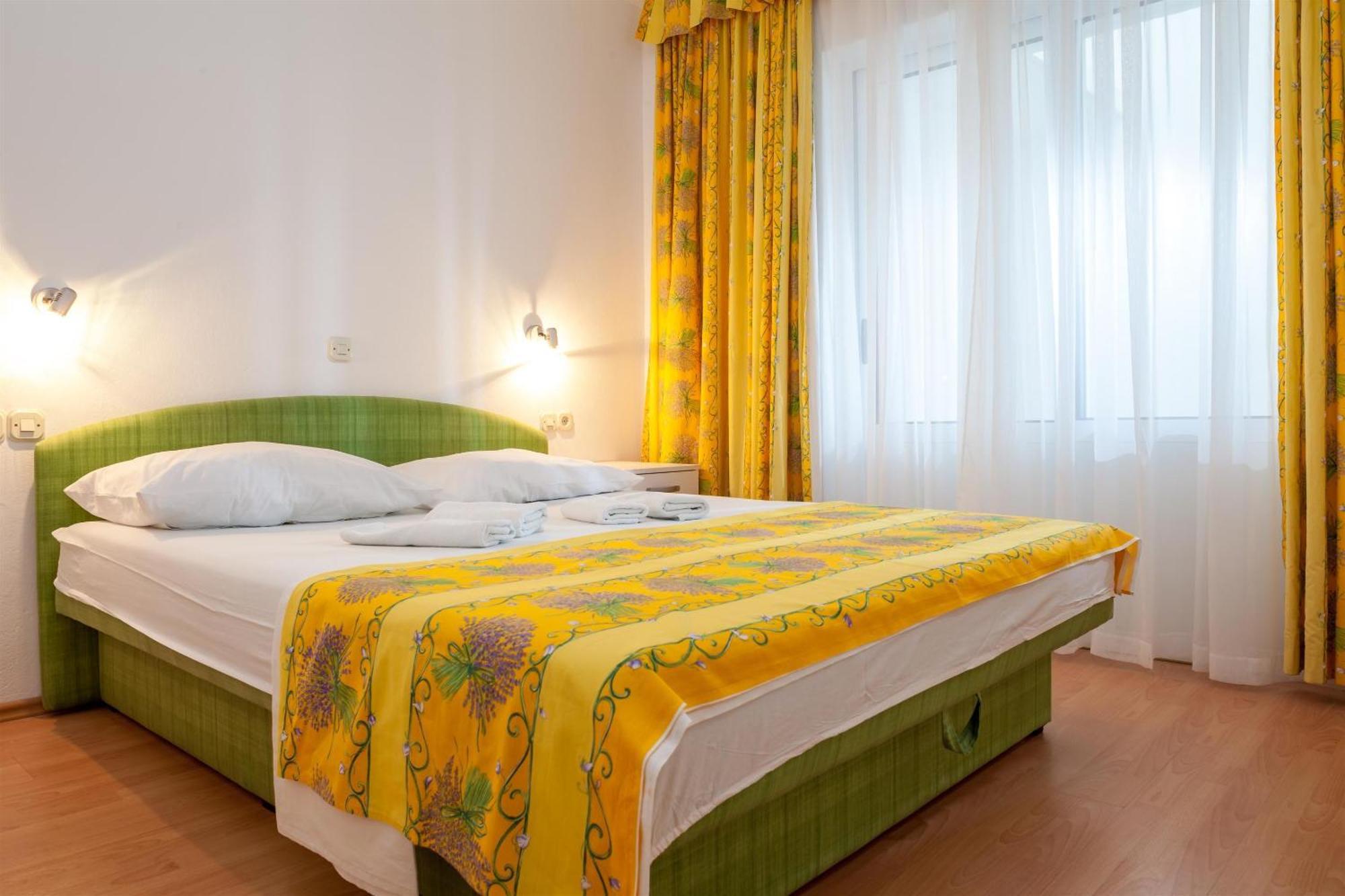 Apartments Leut 80M From The Sea Podgora Rom bilde